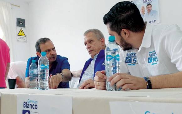 Óscar Suárez Mira (izquierda), en un evento político junto a Germán Blanco (centro) y Juan Camilo Callejas. FOTO cortesía