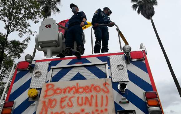 Según los oficiales del cuerpo de bombero de Medellín, está resolución pone unas condiciones muy exigentes para estar en un cuerpo de bomberos. Foto Manuel Saldarriaga 