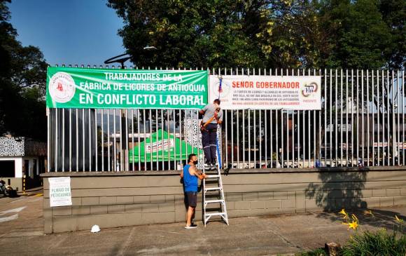 Desde el pasado martes 16 de febrero, los trabajadores instalaron pancartas en señal de protesta - FOTO ARCHIVO PARTICULAR