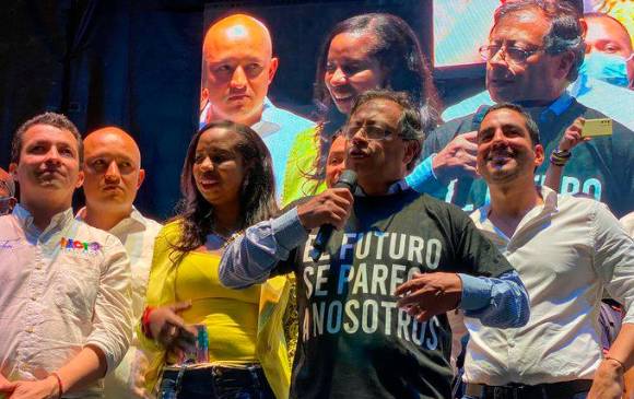 Esta foto la subió a su cuenta de Twitter el candidato al Senado Álex Flórez, exconcejal de Medellín cuya destitución fue ratificada por el Consejo de Estado. FOTO Tomada de @Alexflorezh