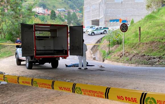 El motociclista de 37 años falleció en el lugar de los hechos, en el corregimiento San Cristóbal de Medellín. FOTO: ANDRÉS FELIPE OSORIO.