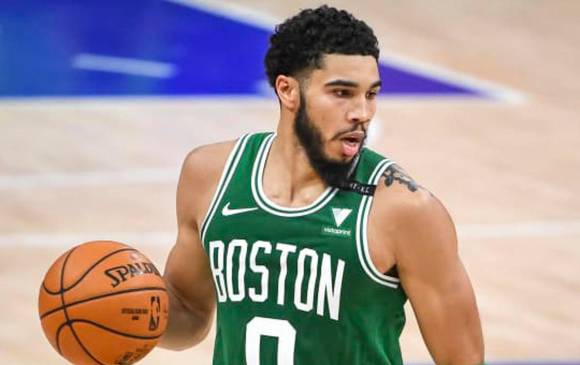 Jayson Tatum, la gran figura de los Boston Celtic de la NBA, está aislado. FOTO efe