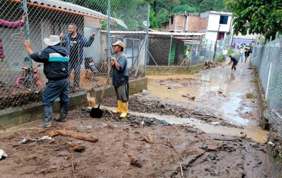 La creciente súbita registrada en el municipio de Giraldo afectó cinco casas e inundó varias vías en el casco urbano. FOTO: CORTESÍA DEL DAGRÁN.