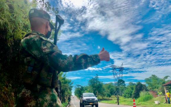 Soldados del Ejército Nacional realizan las labores de control en la vía y efectuarán la vigilancia durante el cierre del corredor vial entre Medellín y la Costa Atlántica. FOTO TOMADA @@Ejercito_Div7