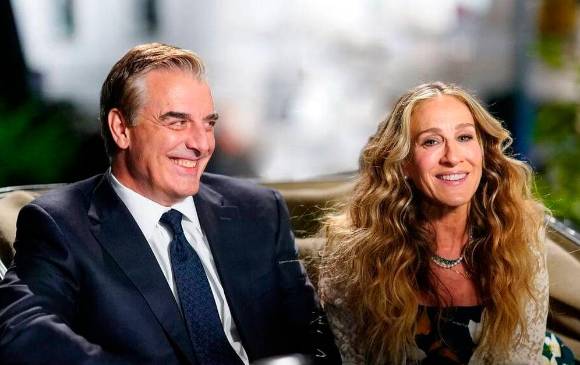 Imagen de Chris Noth al lado de Sarah Jessica Parker, en Sex and the City. FOTO Cortesía