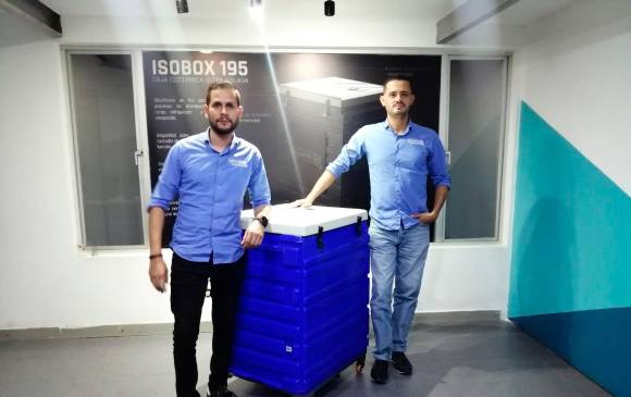 Los emprendedores David Sanclemente y Jorge Restrepo inventaron un sistema de refrigeración de vacunas contra la Covid-19 que permite conservar la cadena de frío de los biológicos y llevarlo a las regiones. FOTO cortesía INDAFRE