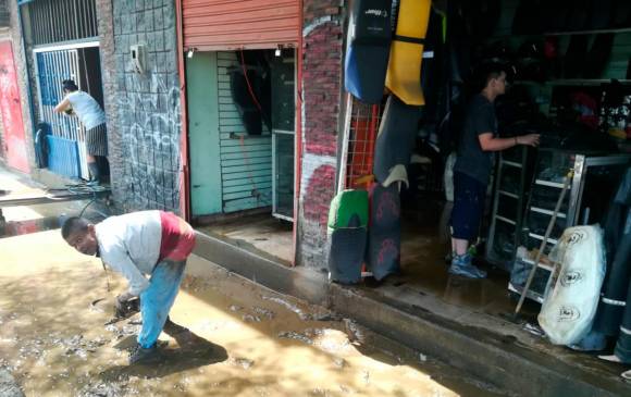 Pantano, alcantarillas tapadas y daños materiales dejaron las lluvias en el centro de Medellín. Foto: Manuel Saldarriaga