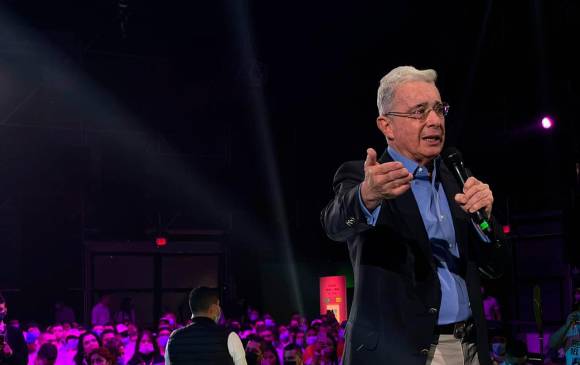 El expresidente Uribe, líder del Centro Democrático, insistió en que el debate al proyecto de recorte de vacaciones, debió surtirse.