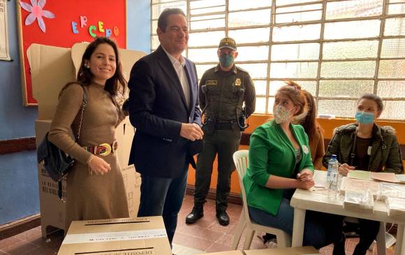 Momento de la votación de Vargas Lleras en Bogotá. FOTO Twitter Germán Vargas Lleras.