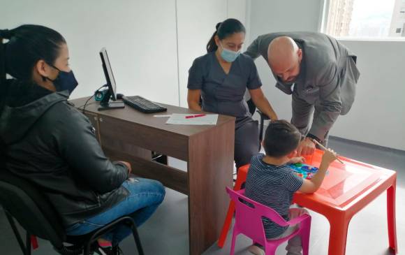 La atención integral a los menores de edad es realizada por personal del Hospital Mental de Antioquia. FOTO CORTESÍA ALCALDÍA 