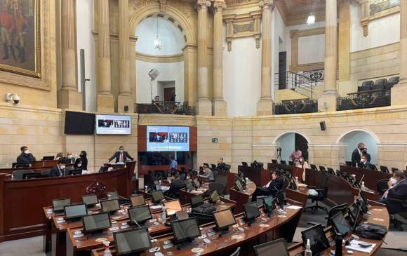El Congreso fue citado a sesiones extra por el Gobierno para definir el futuro del proyecto para regular la sobretasa a los combustibles. FOTO COLPRENSA
