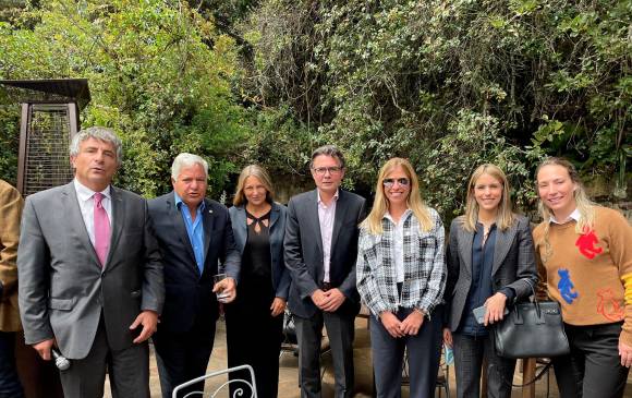 Alejandro Gaviria (centro), luego de la reunión que sostuvo con líderes económicos de la comunidad judía. Foto: Twitter Confederación de Comunidades Judías de Colombia.