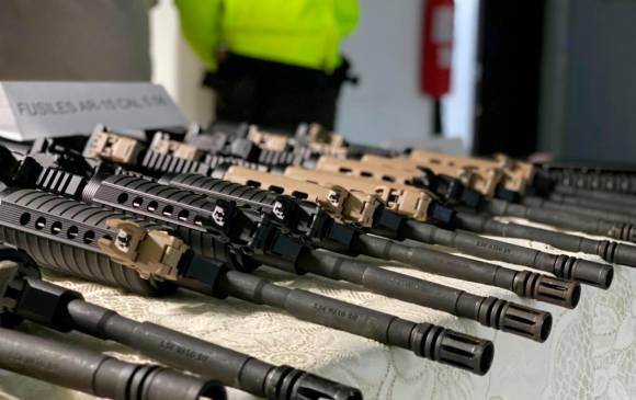 En operación conjunta de la Fuerza Pública en Cali fueron incautados 11 fusiles de asalto semiautomático el mes pasado, que presuntamente iban a ser vendidos a disidencias de Farc. Foto Colprensa