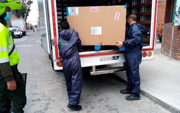 La Policía de Bogotá investiga el robo de un vehículo que transportaba 12 cajas térmicas para vacunas covid-19. FOTO COLPRENSA