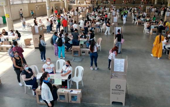 Ciudadanos han reportado que les han cambiado sus lugares de votación. Foto: EL COLOMBIANO.