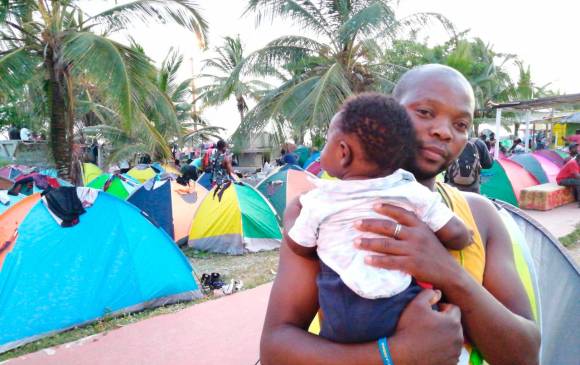 Los migrantes están alojados en carpas esperando poder pasar la frontera con Panamá. FOTO CORTESÍA 