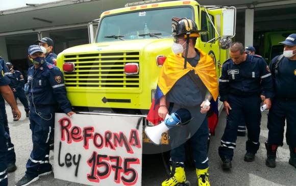 Unidades del Cuerpo de Bomberos de Medellín se unieron este viernes a las manifestaciones. FOTO MANUEL SALDARRIAGA