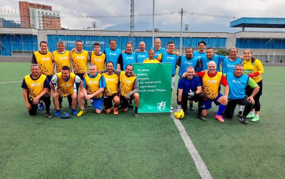 Más allá del resultado del partido, que terminó 3-3, la idea de los exfutbolistas era reencontrarse. El árbitro del juego fue Roosevelt Castro, quien es gestor de la tarjeta verde. FOTO CORTESÍA acord