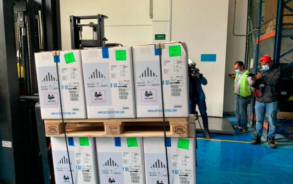 Este es el lote de 546.390 vacunas de Pfizer que llegaron al país FOTO Colprensa
