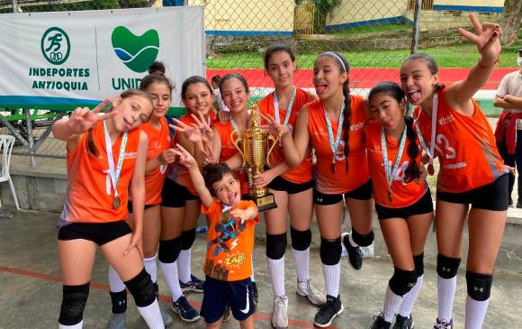 Este es el equipo del Colombo-Británico que disputa el zonal de voleibol en la Universidad de Medellín. FOTO cortesía 