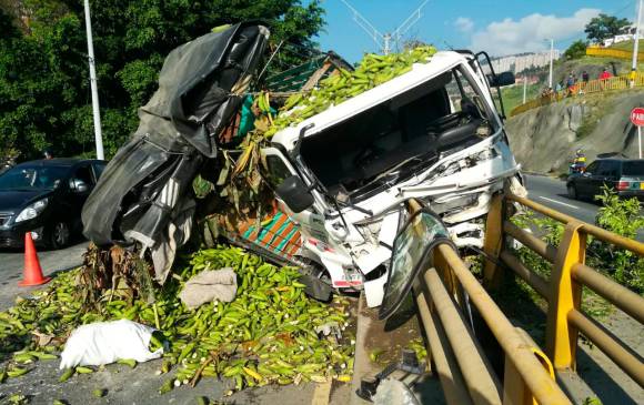 El camión que venía con un cargamento de plátanos fue impactado por un bus. El camión chocó contra la protección de la vía. Foto: Manuel Saldarriaga 