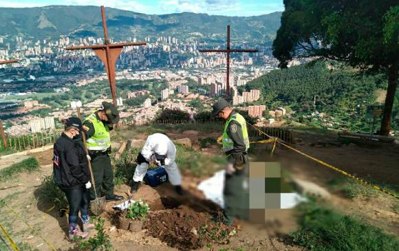 La fosa común con los 42 gatos fue encontrada en el cerro de Las Tres Cruces, un lugar turístico del suroccidente de Medellín. FOTO: FISCALÍA.