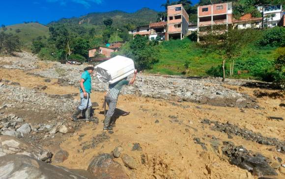 Habitantes de Briceño tratan de rescatar lo que el agua no se llevó a su paso, tras la creciente que arrasó con el barrio Fundungo. FOTO: Cortesía Alcaldía