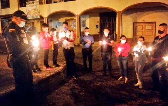 En la noche de este miércoles varias personas conmemoran la vida del patrullero Aguirre, quien perdió la vida en Santa Fe. FOTO Cortesía Twitter Coronel Jorge Cabra