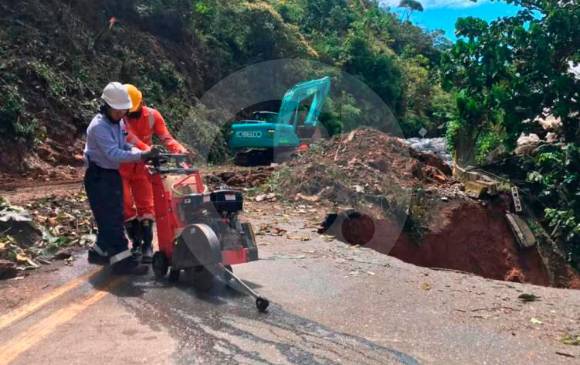 Mientras avanzan los trabajos de reparación del daño en el km 52, habrá tráfico vehicular por la autopista Medellín - Bogotá de 12:00 m a 6.00 p.m., anunció el Invías. FOTO julio césar herrera