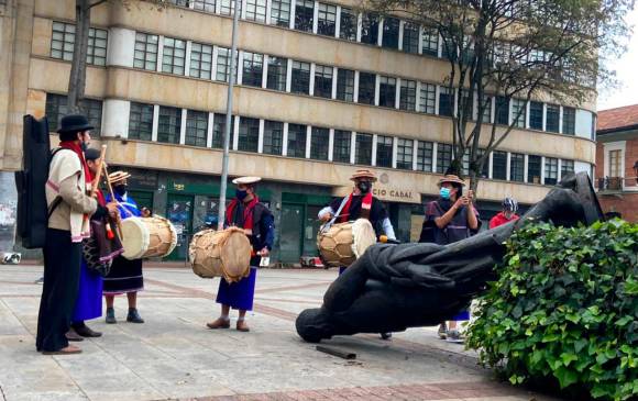 La estatua del fundador de Bogotá fue derribada en la madrugada de este viernes. FOTO TOMADA DE TWITTER @IbarraSocarras