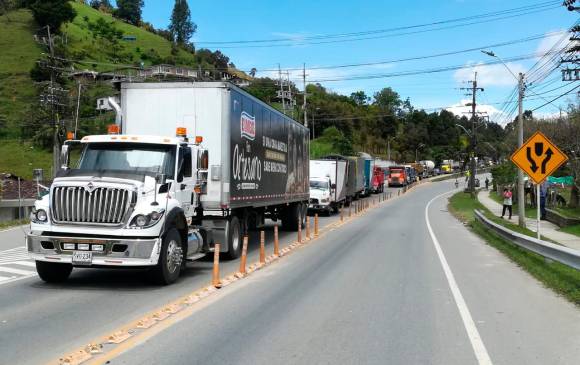 La autopista Medellín- Bogotá, a la altura de Santuario, se mantiene este martes cerrada. FOTO MANUEL SALDARRIAGA