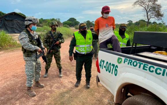 El presunto traficante de fauna capturado por las autoridades en el sector Rampa Vieja, de Puerto Carreño (Vichada), cuando llevaba los cadáveres de 23 tortugas charapa. FOTO: CORTESÍA DE LA ARMADA.