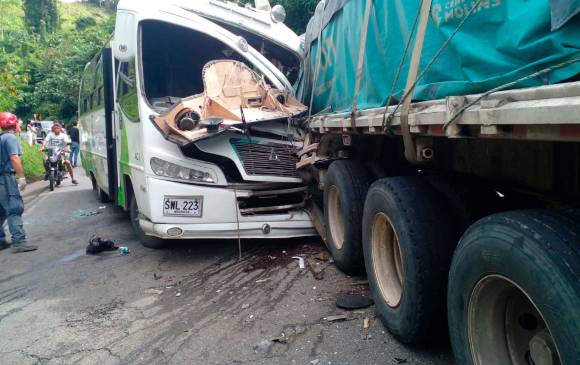 Según las autoridades, el conductor del tractocamión implicado en el choque intentaba esquivar un hueco. FOTOS CORTESÍA BOMBEROS SAN LUIS