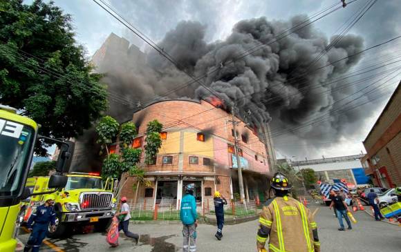 El incendio causó el colapso del tercer piso de una edificación en el centro de Medellín. FOTO CORTESÍA DAGRD