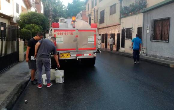 EPM afirmó que continuará entregando agua potable en carrotanques mientras reanuda el servicio. FOTO: EPM.