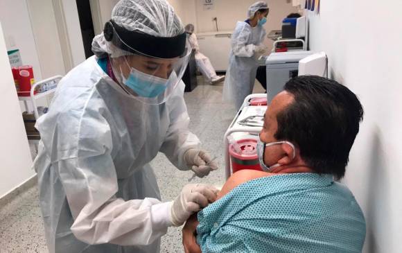 Para la vacunación masiva de mayores de 70 años en la ciudad de Medellín, se destinaron dos puntos estratégicos: Clínica de la 80 y Mova. Foto: Julio César Herrera