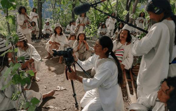 Miembros del Pueblo Kogui realizando contenido digital. FOTO cortesía CONCIP - Serie El buen Vivir.