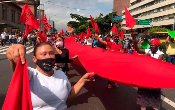 Los venteros y artistas callejeros de Medellín protestaron hoy por las restricciones decretadas por las autoridades. FOTO Julio Herrera