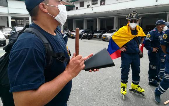 El plantón también fue en apoyo al cuerpo de bomberos de Bogotá. Foto Manuel Saldarriaga 