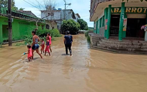 Dos ríos se desbordaron en el municipio de Nechí, afectando a los habitantes del casco urbano y cuatro corregimientos. Organismos de socorro tuvieron que reforzar un dique. FOTO cortesía dagran