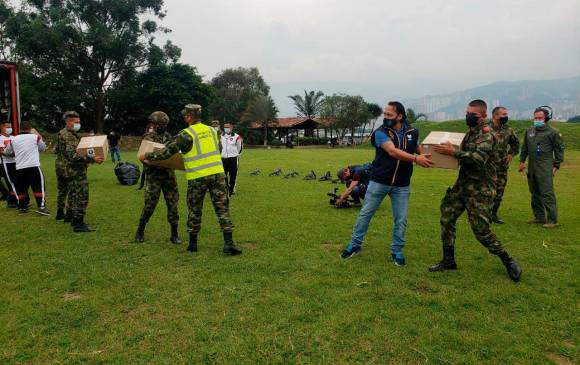 Pese a las dificultades de acceso, empezaron a llegar las ayudas humanitarias al municipio. FOTO: Cortesía Gobernación de Antioquia