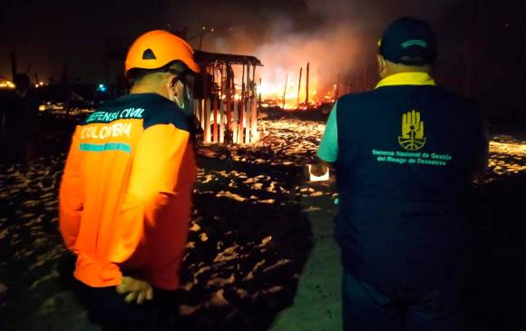 El incendio en Playa Blanca, Cartagena, dejó en total seis cabañas y cuatro familias afectadas. FOTO ALCALDÍA DE CARTAGENA