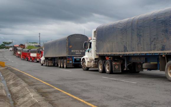 Transportadores de carga atrapados en bloqueos de manifestantes son presas de la delincuencia denunció Colfecar. FOTO COLPRENSA