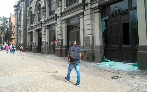 La confrontaciones entre manifestantes y miembros del Esmad dejaron destrozos en el centro de la ciudad. Foto Manuel Saldarriaga