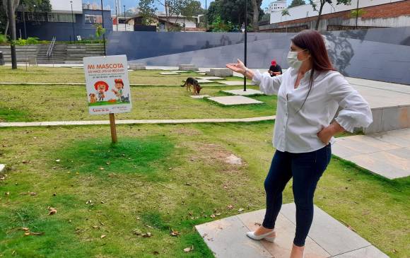 Los vecinos de la zona también llamaron la atención a quienes asisten al parque con sus mascotas para que recojan los excrementos de los animales y para que también vigilen el comportamiento de las mismas ya que muchas veces (por su naturaleza) estas dañan las zonas verdes. FOTO: Manuel Saldarriaga.