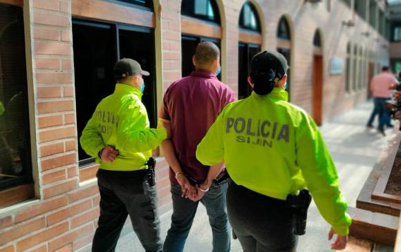 Este fue el momento en el que el detenido fue llevado a la sede de la Sijín, en el barrio Caribe de Medellín. FOTO: CORTESÍA DE POLICÍA.