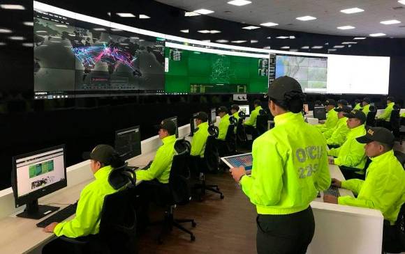 El Centro Cibernético de la Policía monitorea los delitos informáticos. En el círculo, su comandante, el coronel Julián Buitrago. FOTO cortesía.