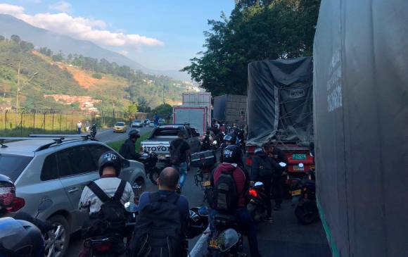 Este jueves se presentó una nueva congestión en la Variante a Caldas en sentido sur a norte. FOTO EL COLOMBIANO