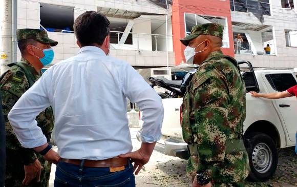 El ministro de Defensa, Diego Molano, y la cúpula militar llegaron esta mañana a la zona del ataque. FOTO CORTESÍA MINISTERIO DE DEFENSA