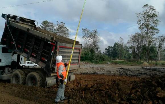 Al chocar con la línea de energía se produjo un corto que ocasionó la muerte del conductor Daniel Stiven Marín Castaño. FOTO CORTESÍA